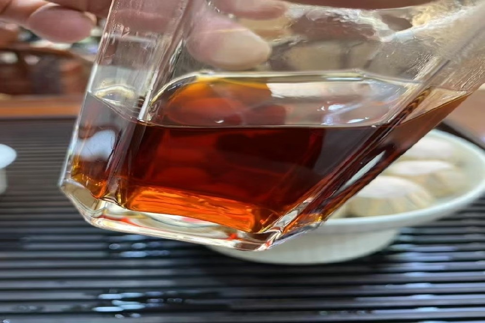 六堡茶入门级怎么选?山塘岐基础款六堡茶饼价格解析:百元级喝出地道梧州味