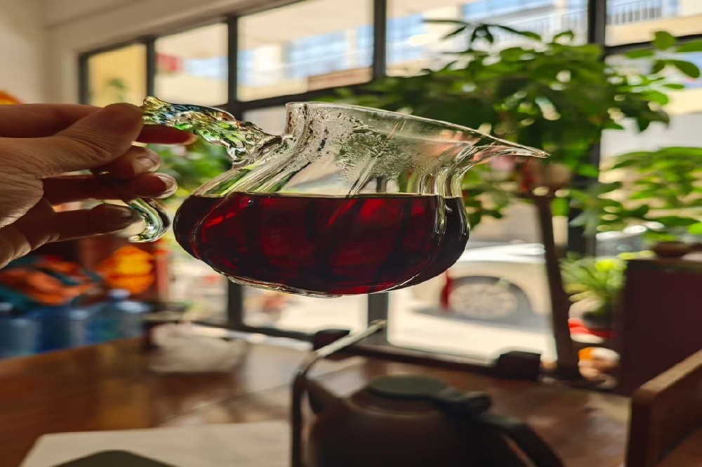 罐式渥堆：山塘岐六堡茶的革新工艺，打造纯净高效的茶韵体验